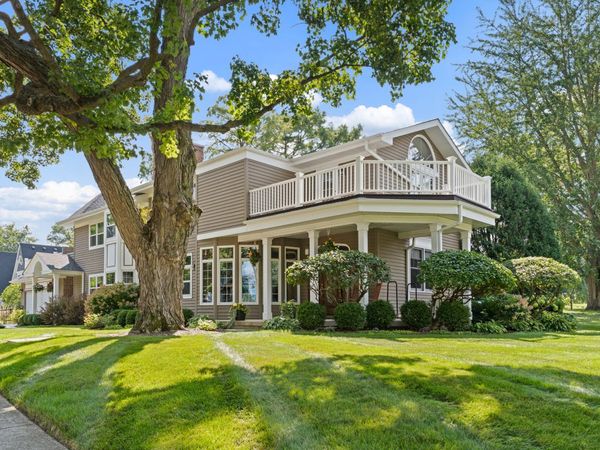 390 Grandview Avenue , Glen Ellyn, IL 60137