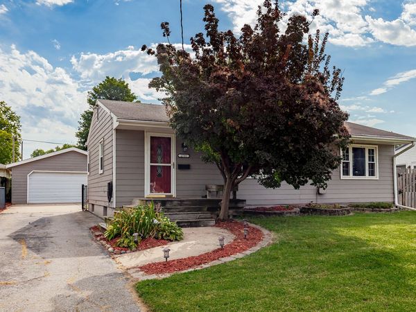 2705 E 39th Street , Des Moines, IA 50317