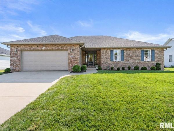820 Elk Crest Court, Chatham, IL 62629