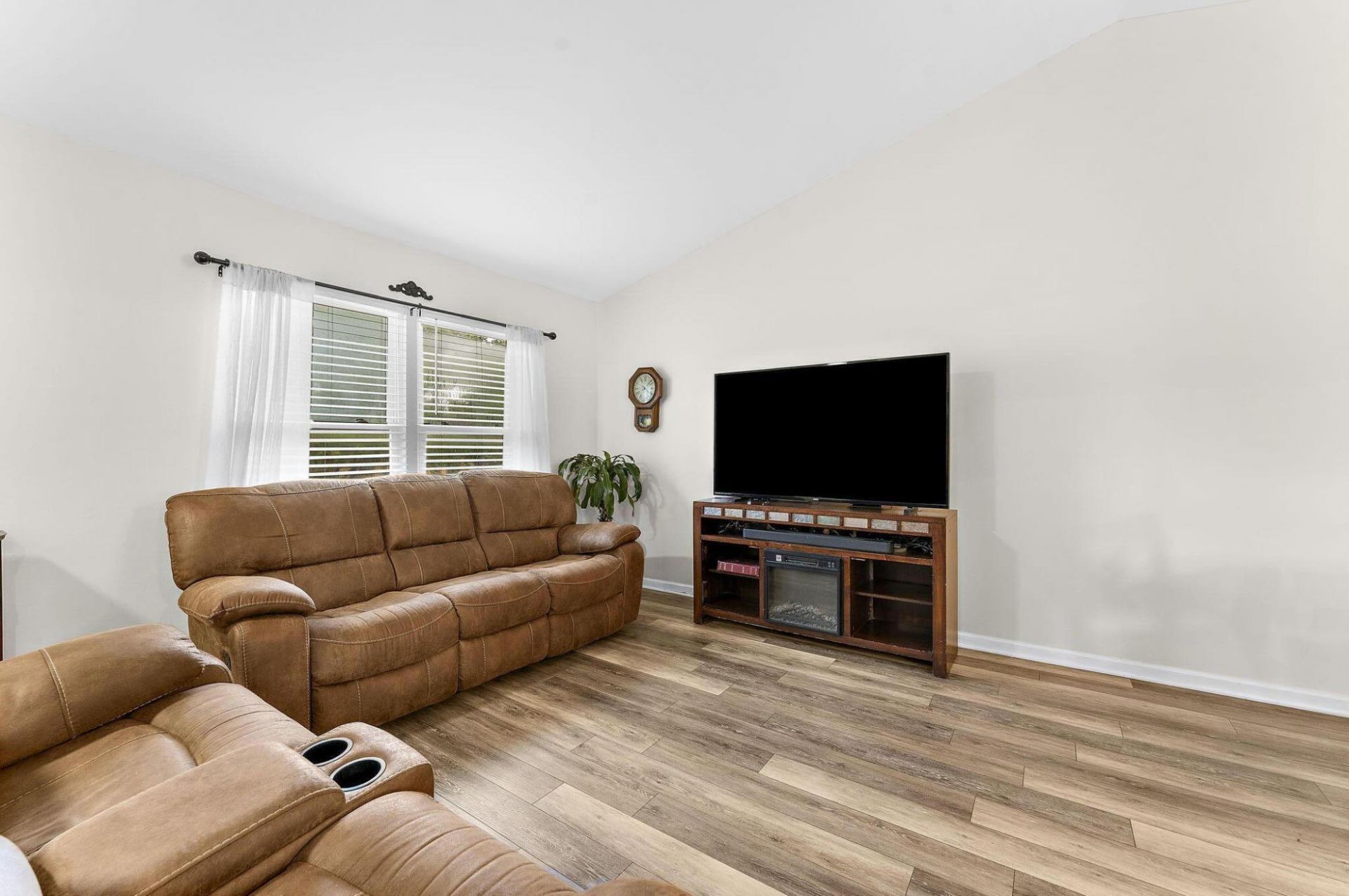 101 Ewell Court Photo 5