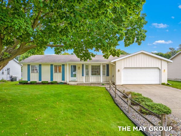 3908 Meadowood Lane SW, Grandville, MI 49418