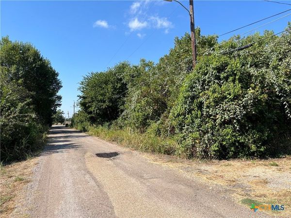 314 N West Front Street , Holland, TX 76534