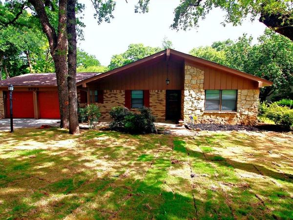 2703 Oak Cliff Lane, Arlington, TX 76012