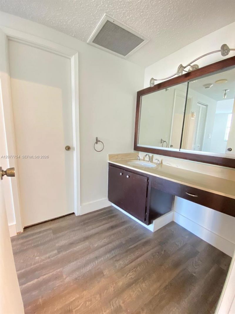 500 Bayview Dr , Unit 825, Sunny Isles Beach, FL 33160 Photo