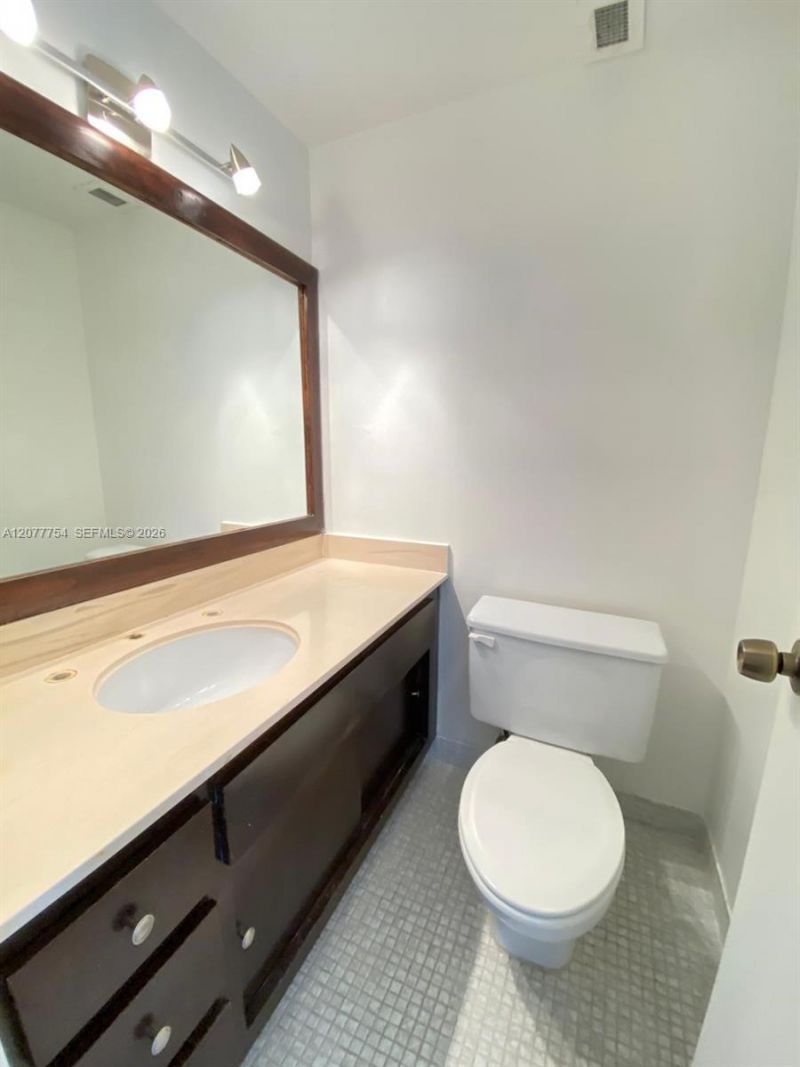 500 Bayview Dr , Unit 825, Sunny Isles Beach, FL 33160 Photo