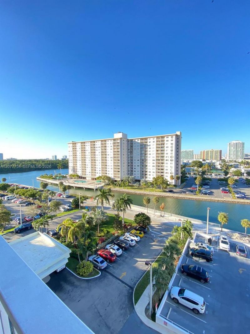 500 Bayview Dr , Unit 825, Sunny Isles Beach, FL 33160 Photo