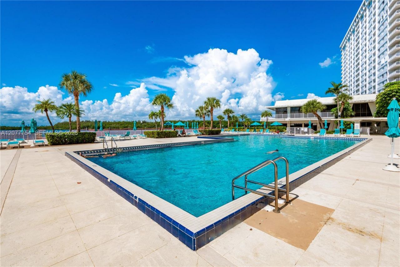 500 Bayview Dr , Unit 825, Sunny Isles Beach, FL 33160 Photo