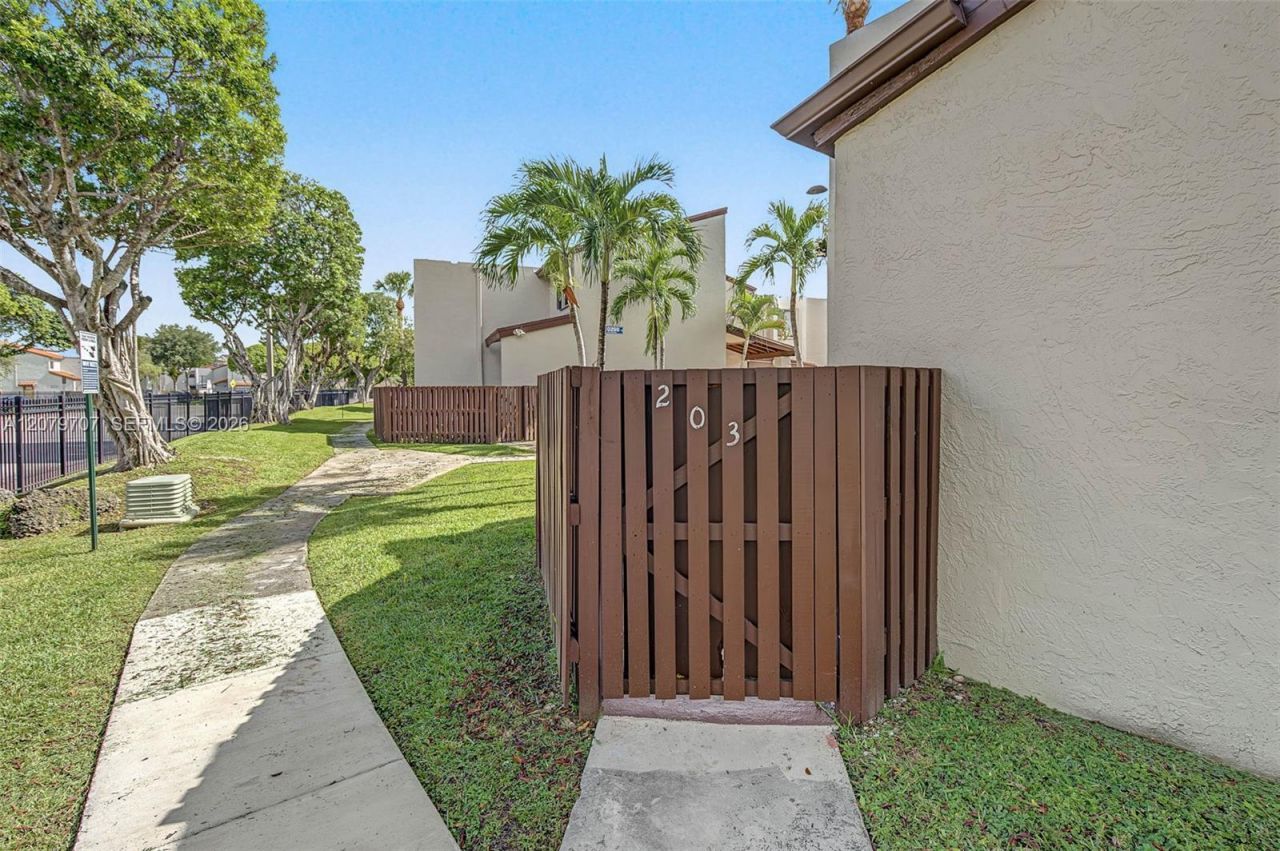 10300 NW 9th St Cir , Unit 203, Miami, FL 33172 Photo