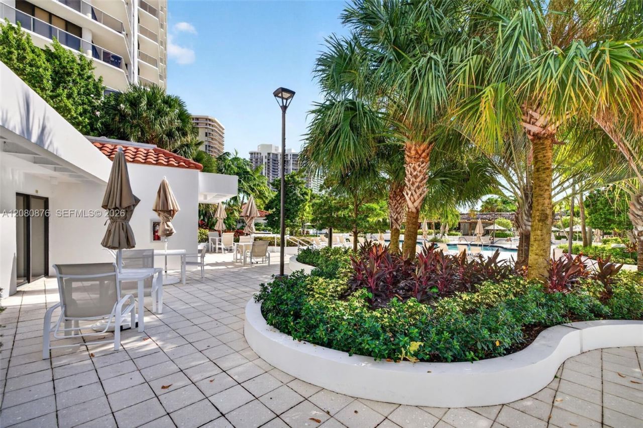 20281 E Country Club Dr, Unit CABANA #3, Aventura, FL 33180 Photo