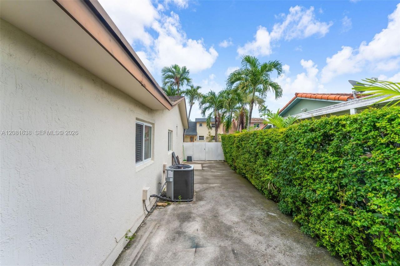 2018 SW 103rd Ct, Miami, FL 33165 Photo