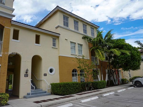 10242 NW 7th St , Unit 204, Miami, FL 33172
