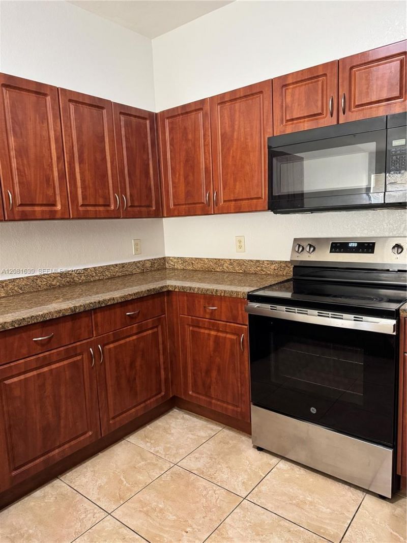 10242 NW 7th St , Unit 204, Miami, FL 33172 Photo