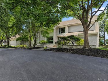 3894 Glen Falls Drive, Bloomfield Hills, Mi 48302
