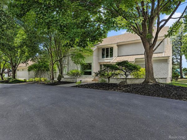 3894 Glen Falls Drive, Bloomfield Hills, Mi 48302