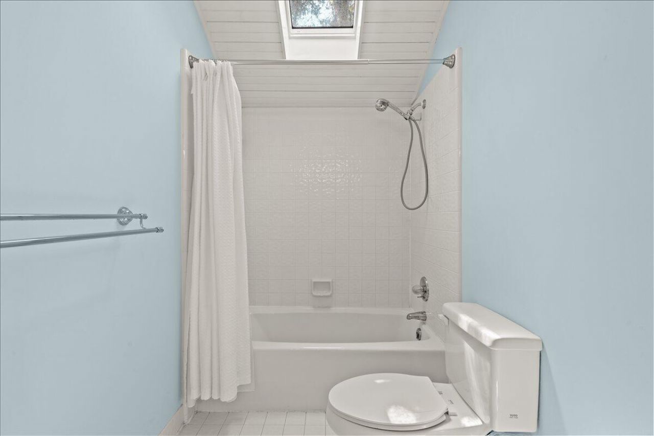 404 Amaranth Road Photo 43