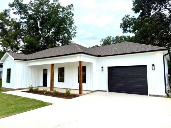 3408 Brush St, Muscle Shoals, AL 35661