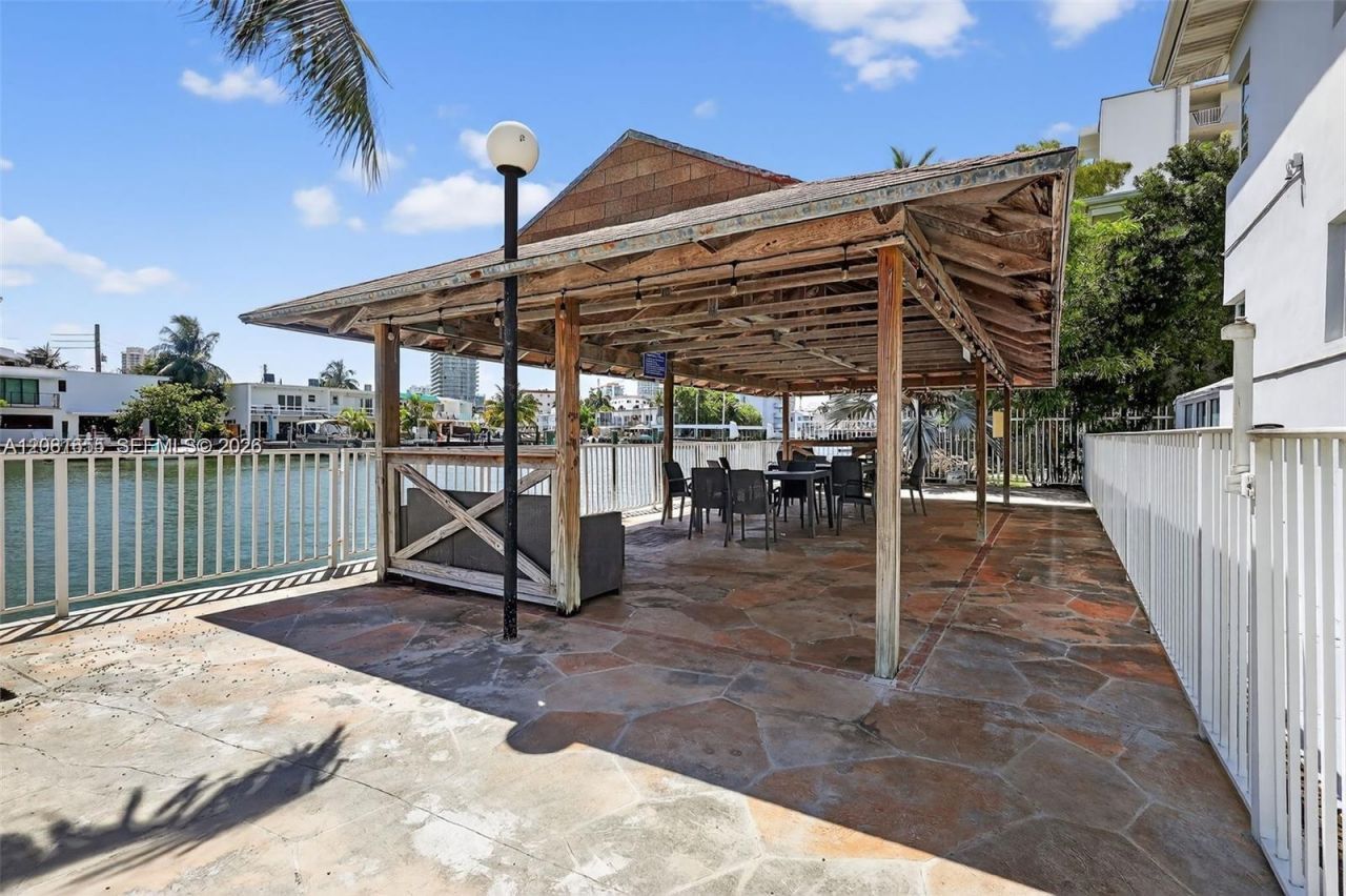 7207 Bay Dr, Unit 25, Miami Beach, FL 33141 Photo