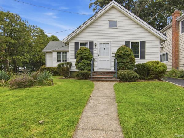 21 Sherrard Street , Roslyn Heights, NY 11577