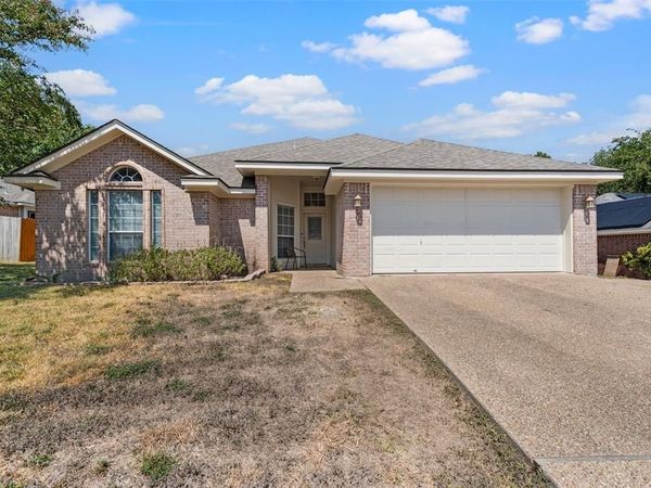 616 Pebble Creek Drive, Hewitt, TX 76643