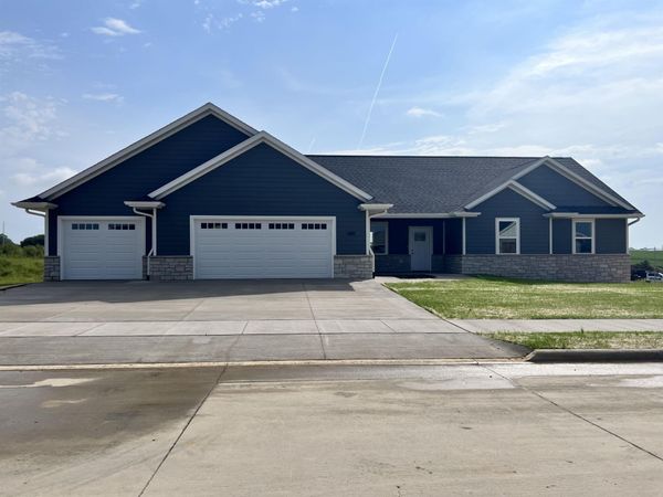 440 Gavin Circle, Peosta, IA 52068
