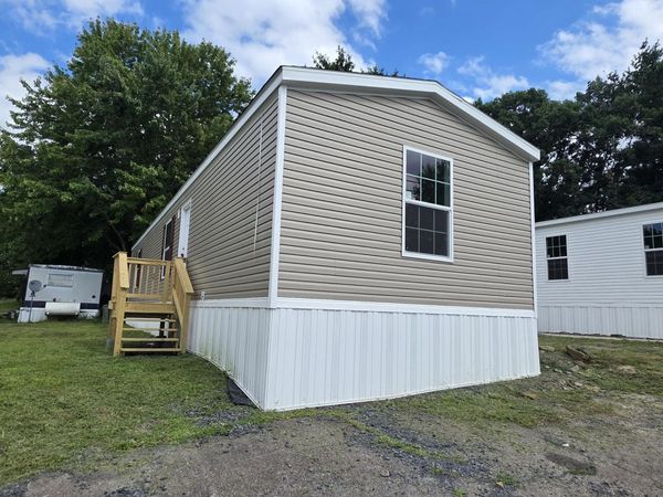 102 E Mountain Ridge MHP, Wilkes-Barre, PA 18702
