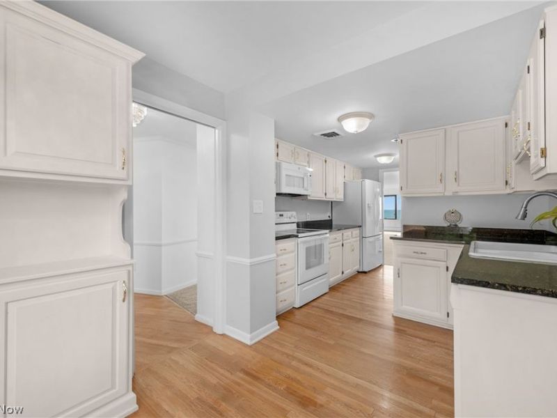 22500 Lake Road, Unit 406, Rocky River, OH 44116 Photo 8