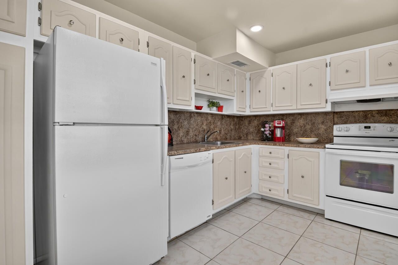 4140 NW 44th Avenue, Unit 411, Lauderdale Lakes, FL 33319 Photo