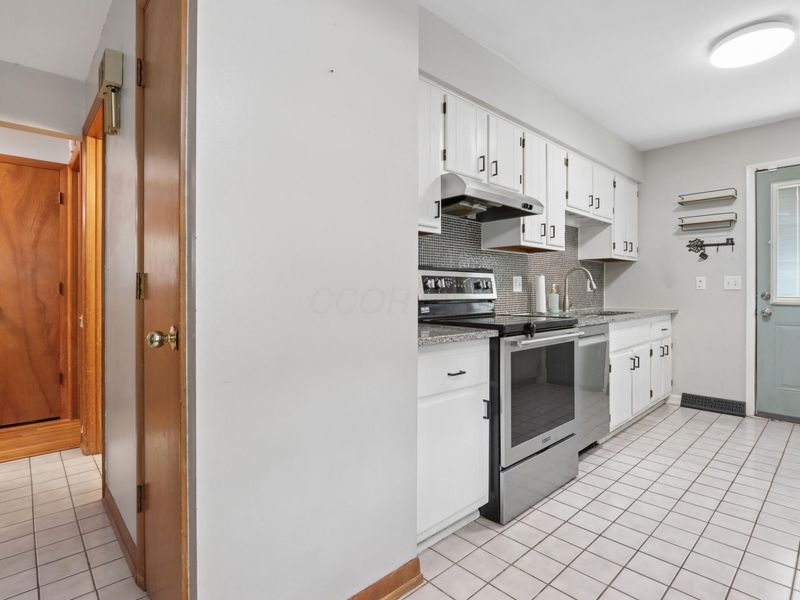 5748 N Meadows Boulevard, Columbus, OH 43229 Photo 9