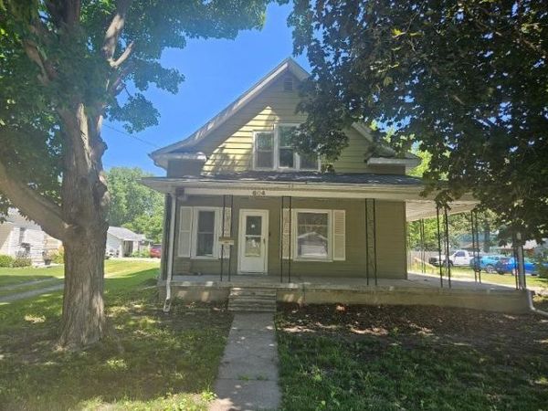 604 S 3rd Avenue E, Newton, IA 50208