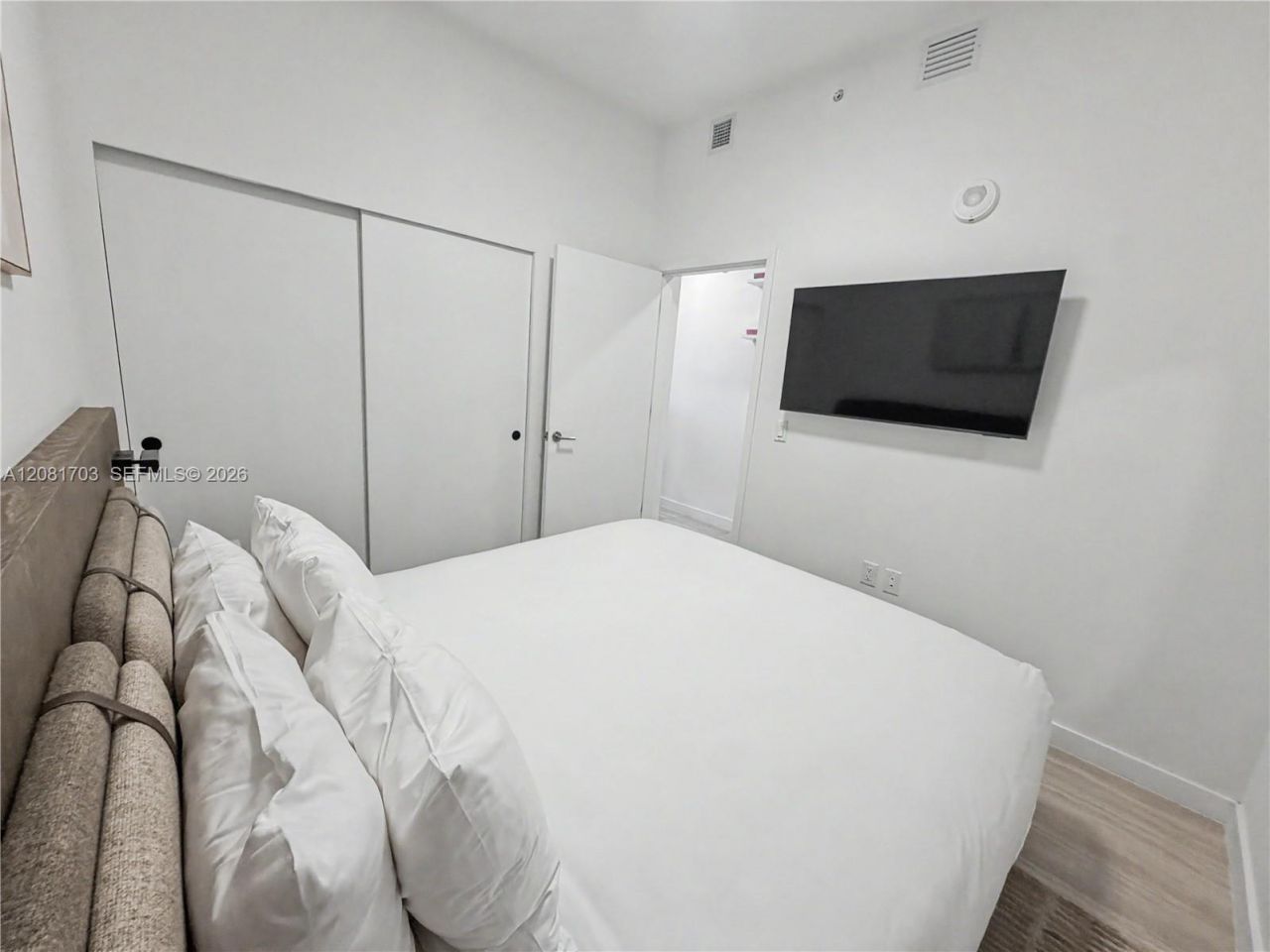 580 72nd St, Unit 2105, Miami Beach, FL 33141 Photo