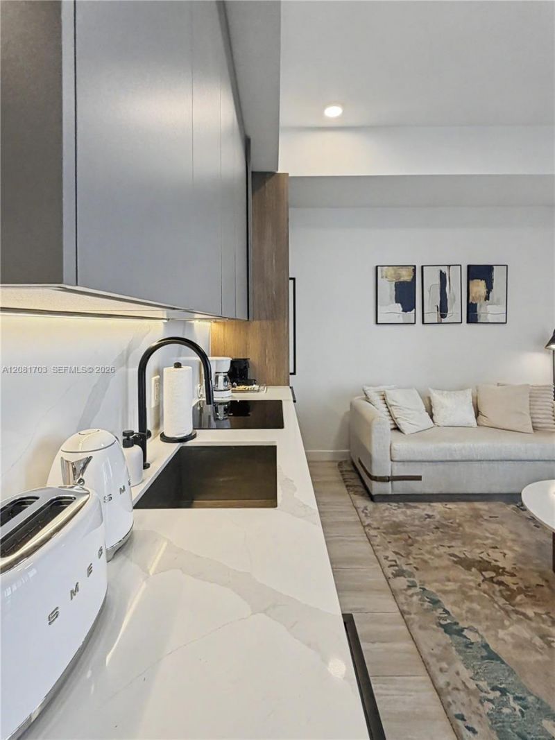 580 72nd St, Unit 2105, Miami Beach, FL 33141 Photo