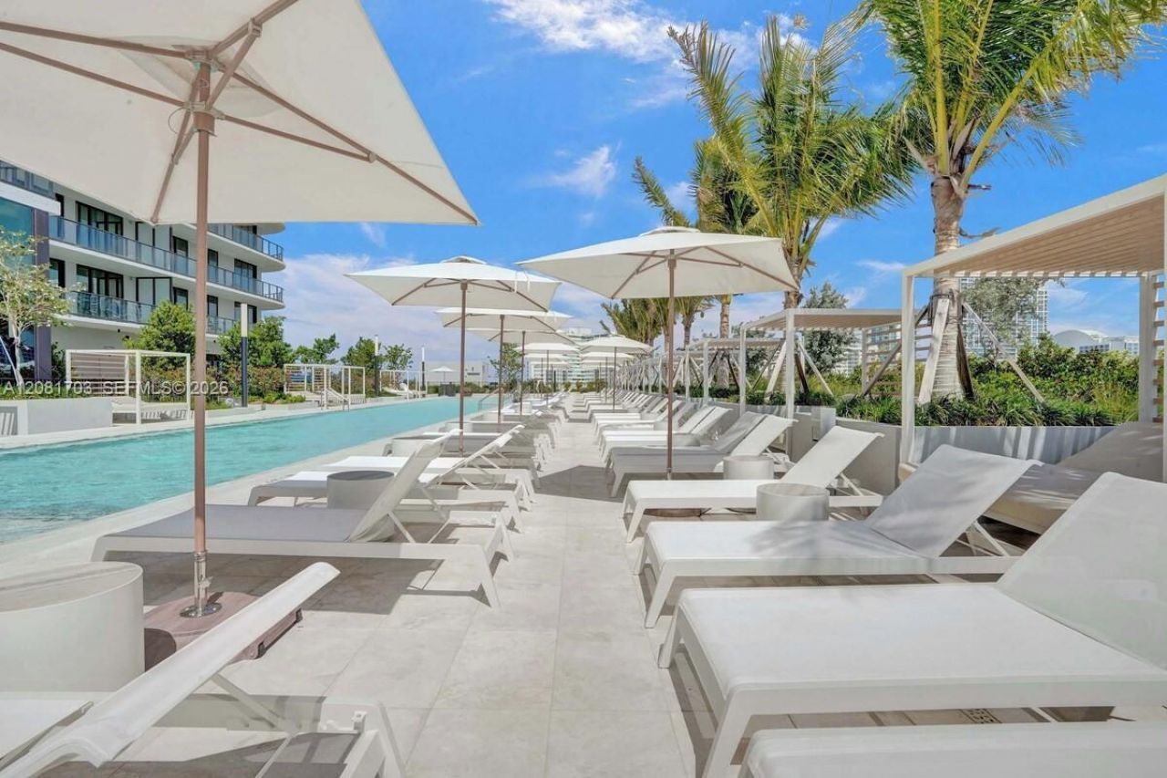 580 72nd St, Unit 2105, Miami Beach, FL 33141 Photo