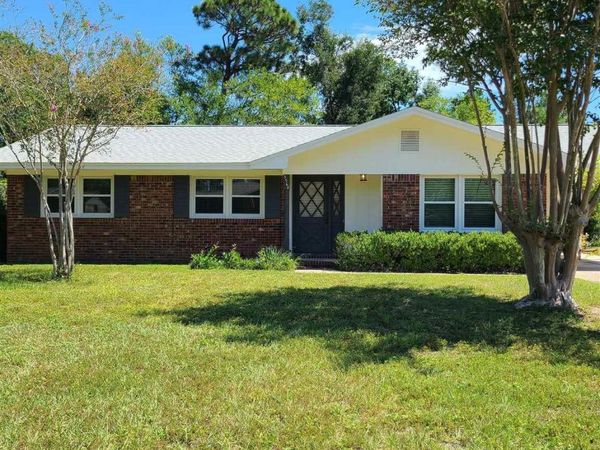 5560 Hibiscus Rd, Pensacola, FL 32504