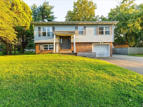 7355 Oakpark Drive, Newburgh, IN 47630