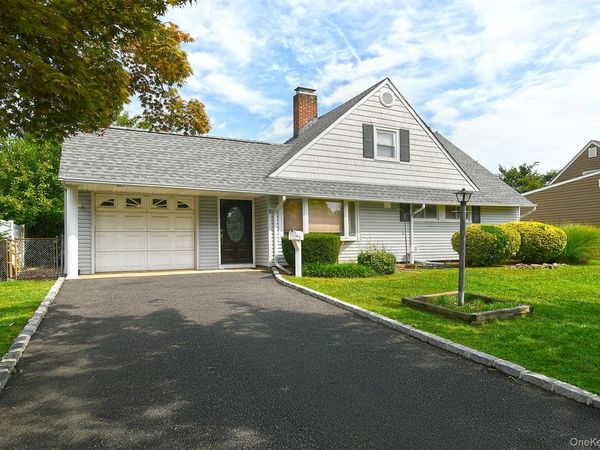 5 Woodcock Lane, Levittown, NY 11756