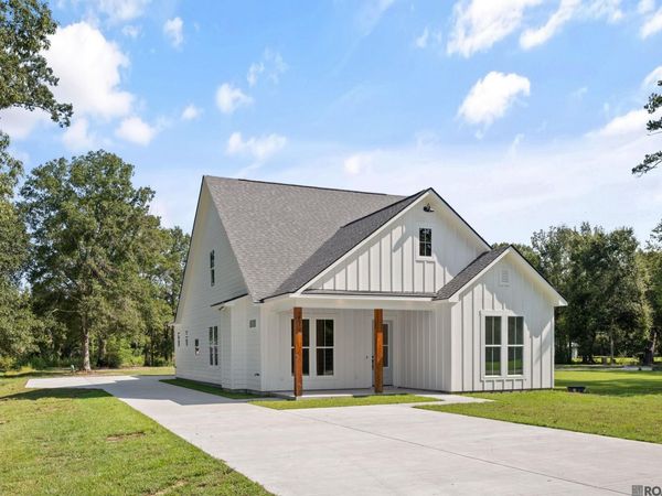 12079 Pendarvis Ln, Walker, LA 70785