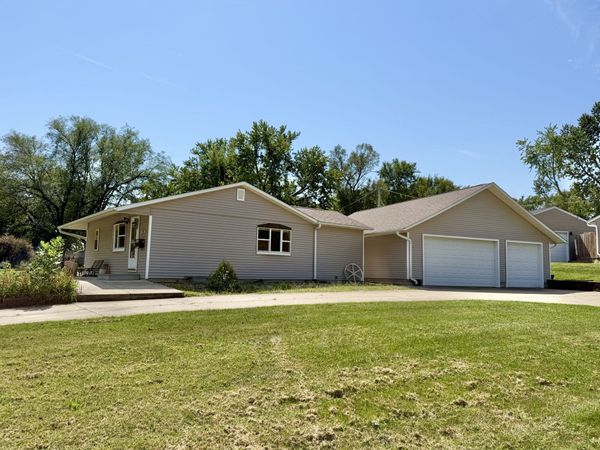 701 E 27th Street S, Newton, IA 50208