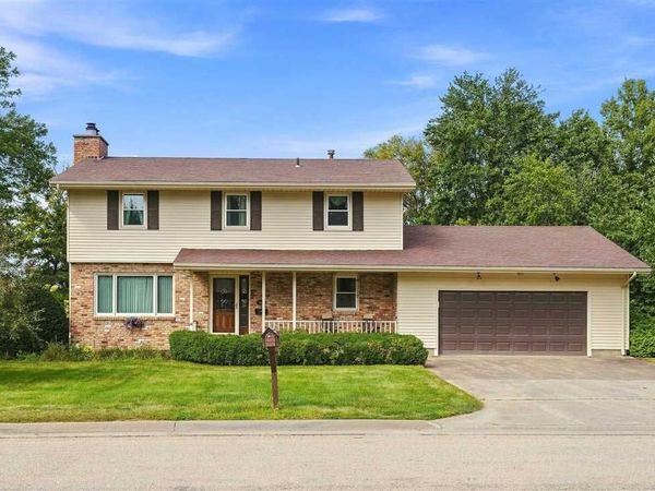 1302 E Harrison St, Washington, IA 52353