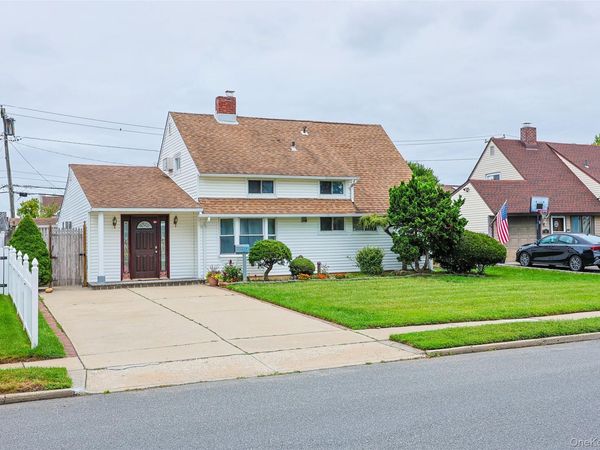 82 Lantern Road, Hicksville, NY 11801