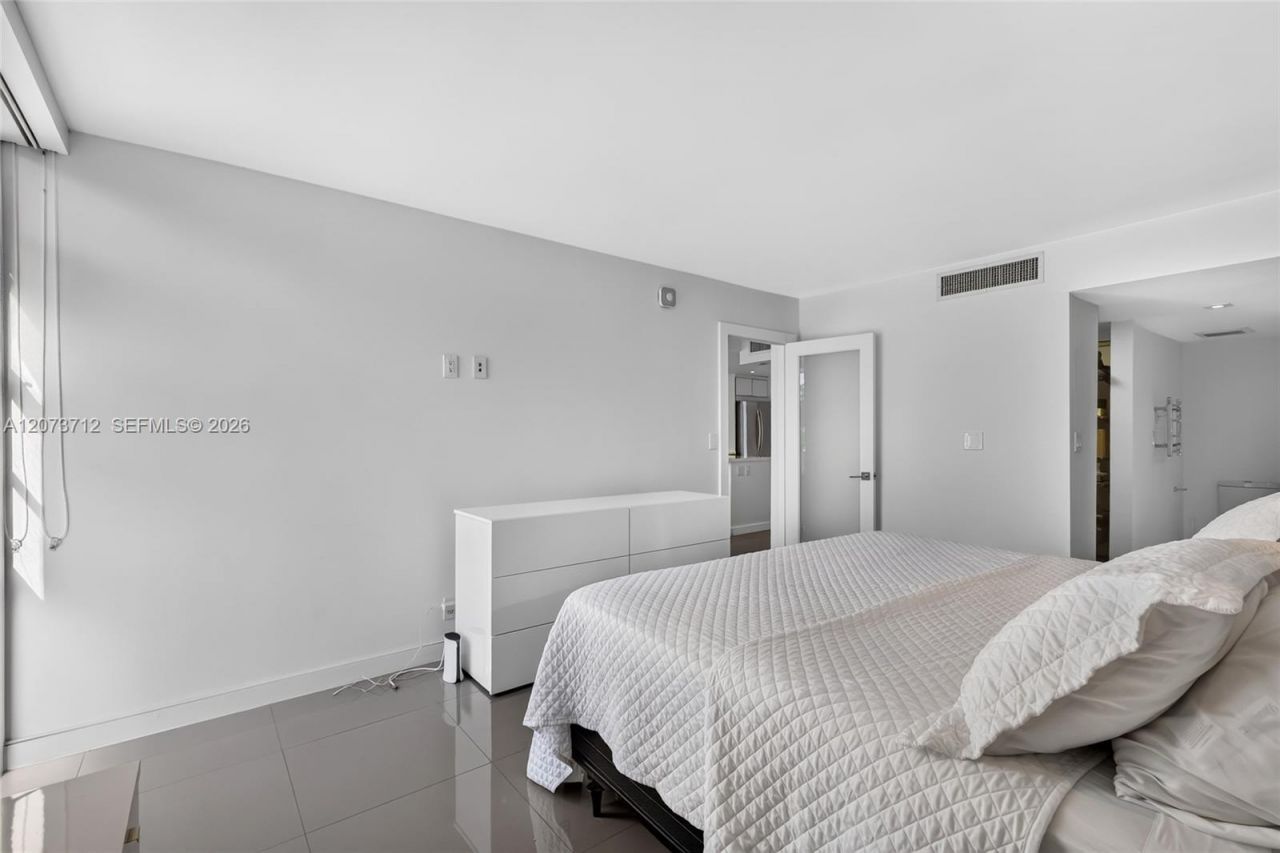 3301 N Country Club Dr , Unit 310, Aventura, FL 33180 Photo