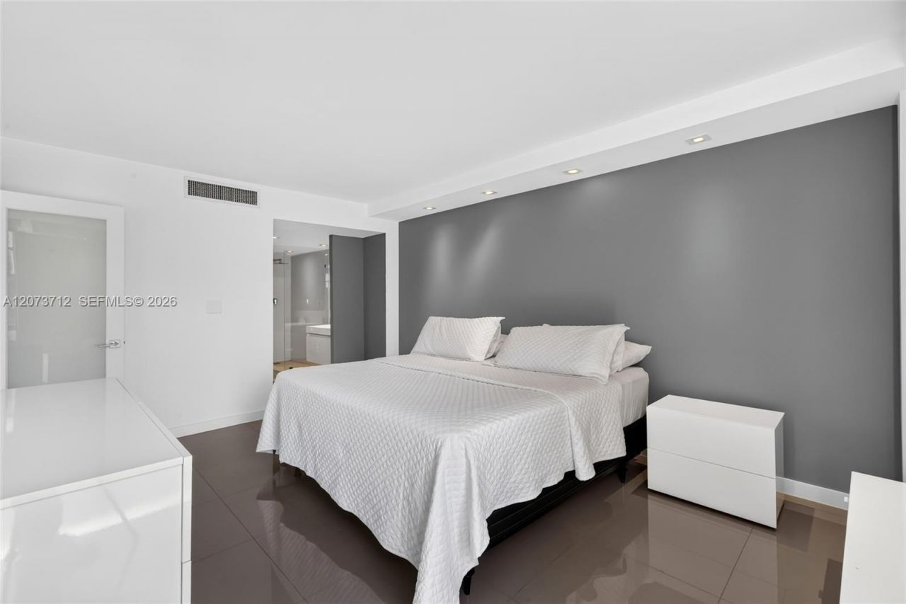 3301 N Country Club Dr , Unit 310, Aventura, FL 33180 Photo