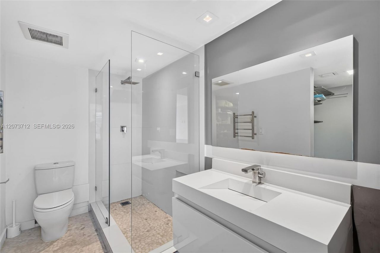 3301 N Country Club Dr , Unit 310, Aventura, FL 33180 Photo