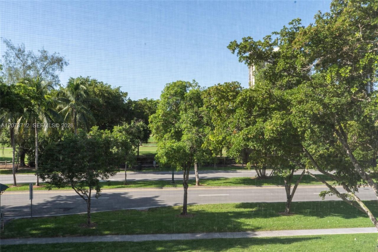 3301 N Country Club Dr , Unit 310, Aventura, FL 33180 Photo