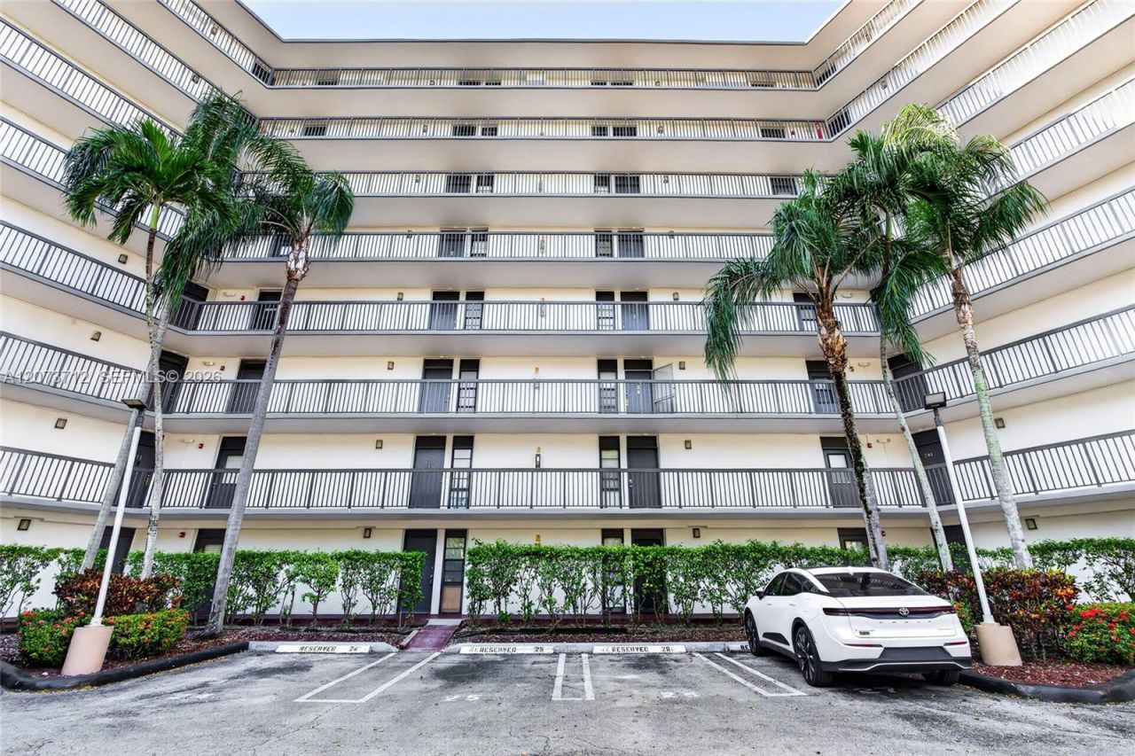 3301 N Country Club Dr , Unit 310, Aventura, FL 33180 Photo