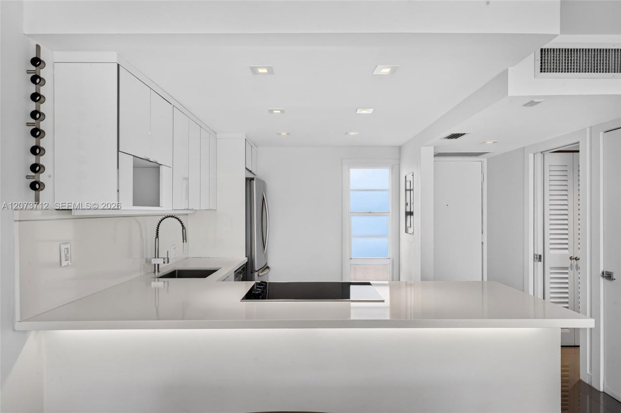 3301 N Country Club Dr , Unit 310, Aventura, FL 33180 Photo