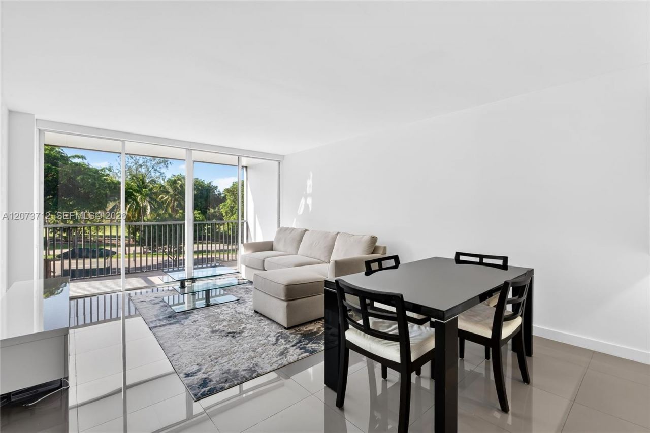 3301 N Country Club Dr , Unit 310, Aventura, FL 33180 Photo