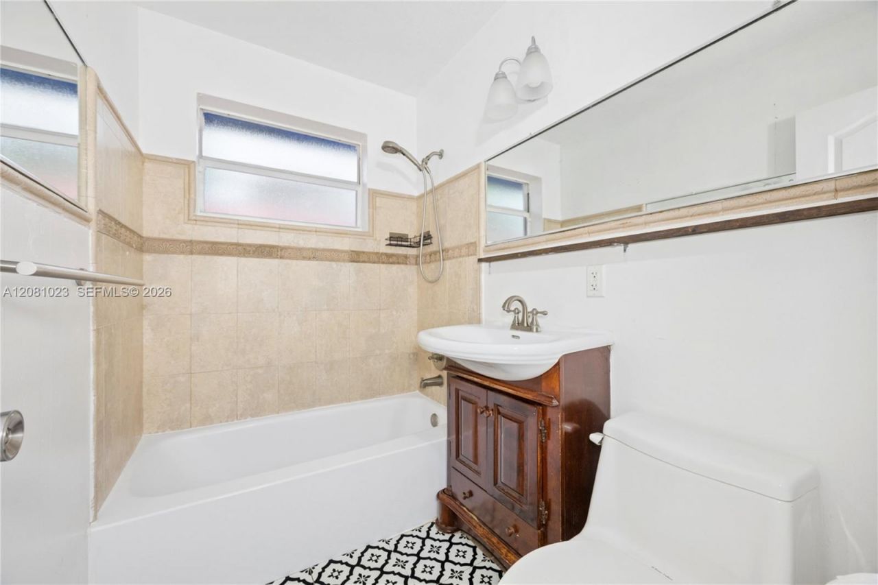 2928 Louise St, Unit 30, Miami, FL 33133 Photo