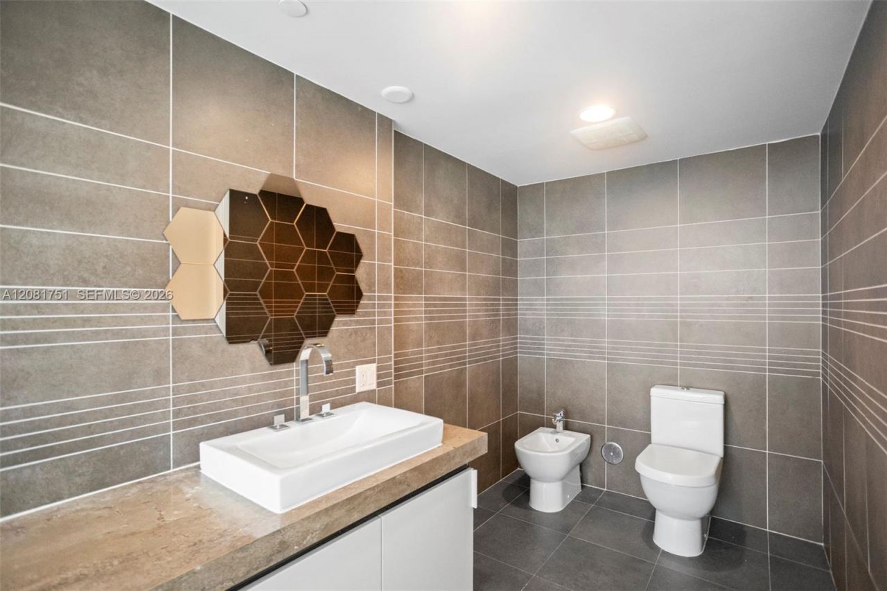 2155 Washington Ct, Unit 601, Miami Beach, FL 33139 Photo