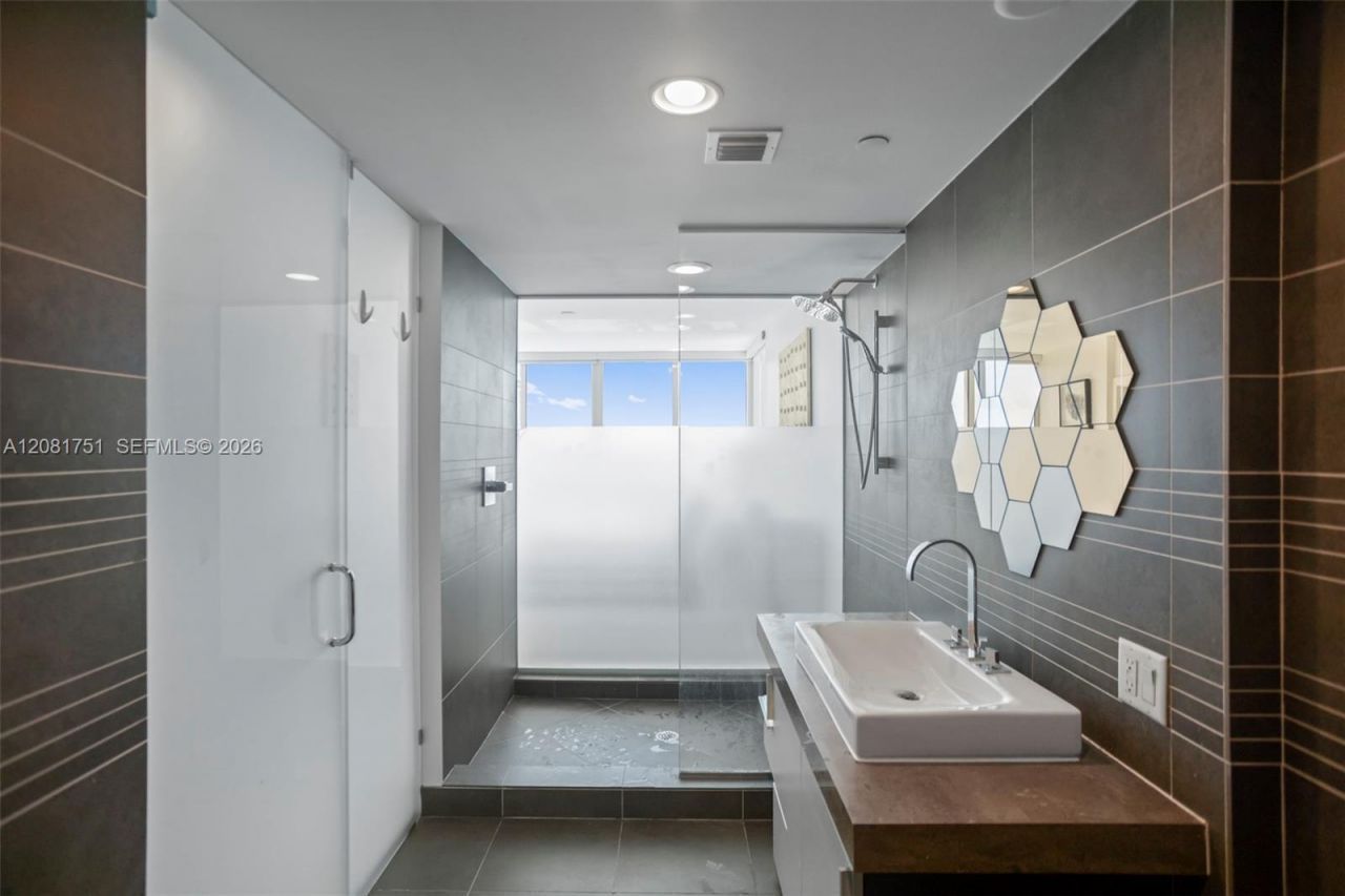 2155 Washington Ct, Unit 601, Miami Beach, FL 33139 Photo
