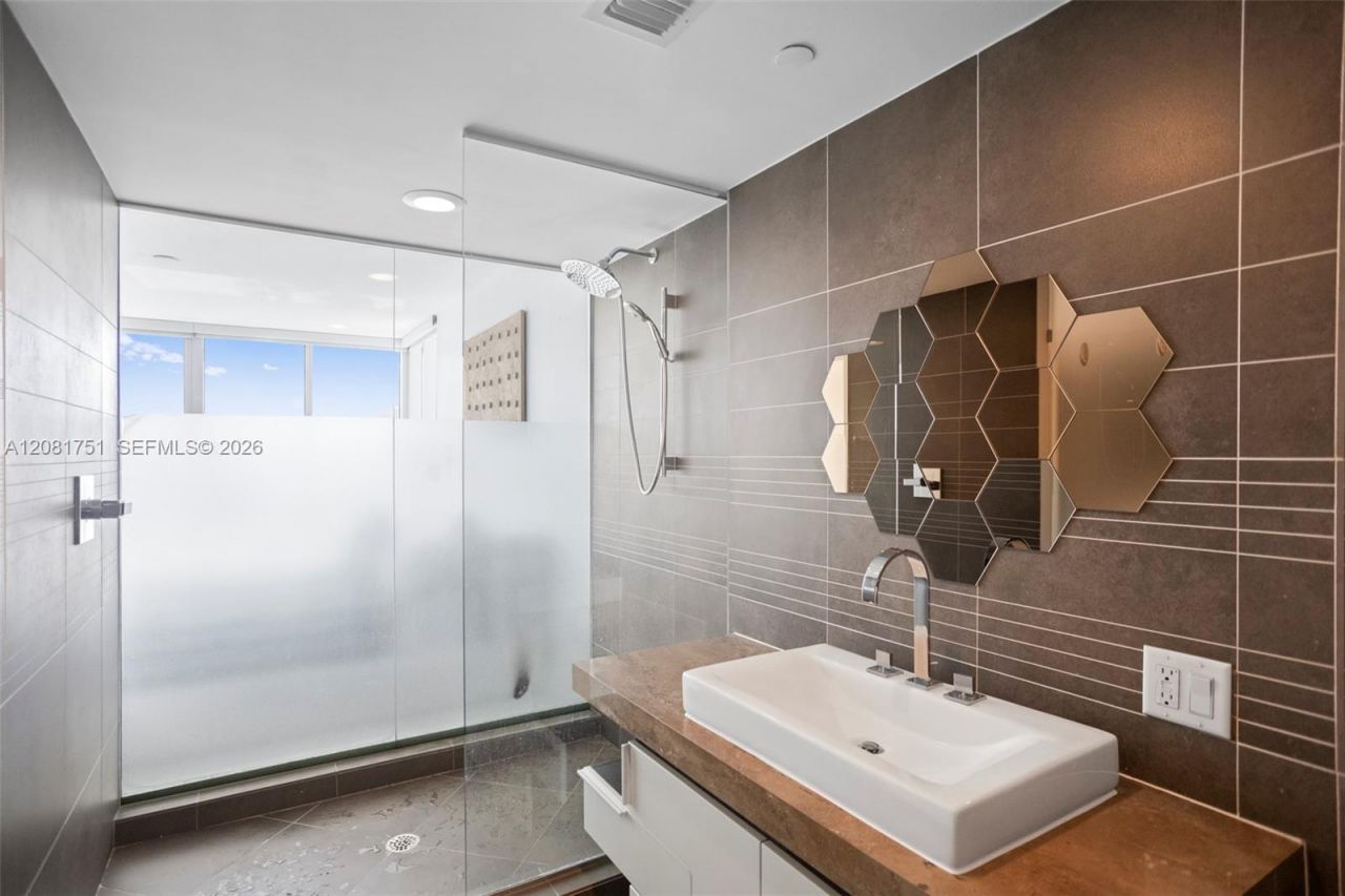 2155 Washington Ct, Unit 601, Miami Beach, FL 33139 Photo